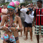 CAMPAA- Mujeres haciendo campaa en las playas de Ro de Janeiro.