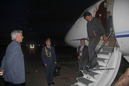 ARRIBO. El presidente Evo Morales, tras aterrizar en el aeropuerto de El Alto.