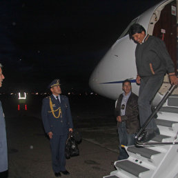 ARRIBO. El presidente Evo Morales, tras aterrizar en el aeropuerto de El Alto.