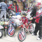 REGALO: La bicicleta es la preferida por los nios y los padres no se niegan a comprarla.