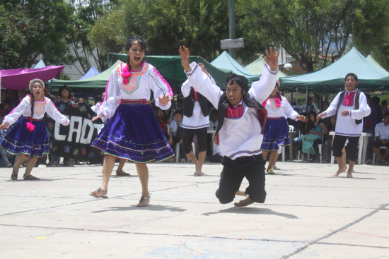 ALEGRA. Jvenes demostrando su habilidad en el baile del tradicional chuntunqui.