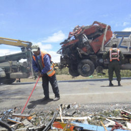 ACCIDENTE. Un camin se embarranc y perdieron la vida tres de los cuatro ocupantes.