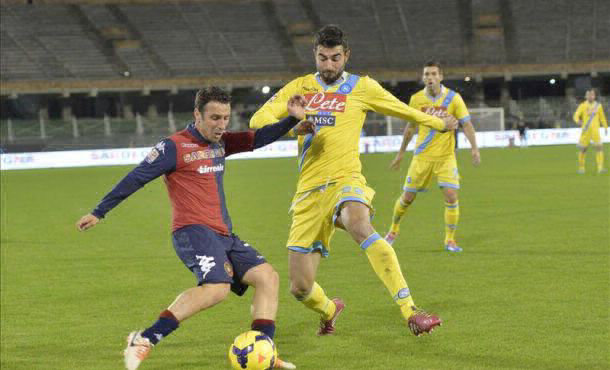 El argentino Higuan (d) intenta quitar el baln a su rival.