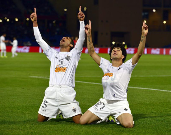 Luan (d) y Pierre (i) celebran el tercer gol del triunfo para el Atltico.