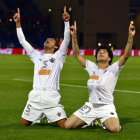 Luan (d) y Pierre (i) celebran el tercer gol del triunfo para el Atltico.