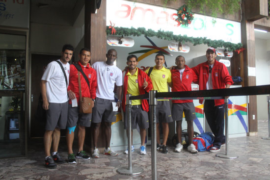 Algunos jugadores de Universitario minutos antes de ausentarse a Santa Cruz de la Sierra y su posterior traslado a Warnes.