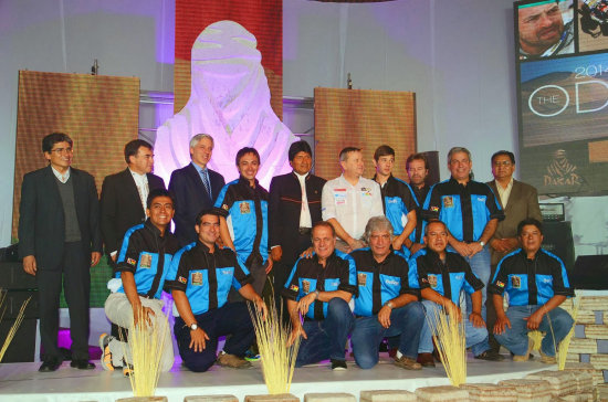 Los pilotos bolivianos durante la presentacin del Dakar 2014 en La Paz; abajo, Bulacia durante el rally.