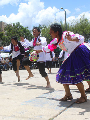 Chuntunquis avivan la Navidad en Sucre