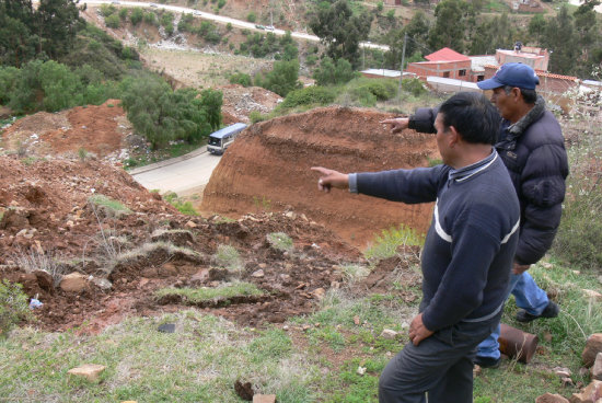 RIESGO. El hueco provocado por la filtracin de agua va creciendo con las lluvias y pone en riesgo las viviendas.