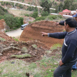 RIESGO. El hueco provocado por la filtracin de agua va creciendo con las lluvias y pone en riesgo las viviendas.