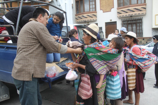 DESPRENDIMIENTO. La organizacin Sai Baba en Sucre comparti un aj de fideo y entreg regalos a las familias.