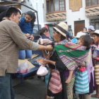 DESPRENDIMIENTO. La organizacin Sai Baba en Sucre comparti un aj de fideo y entreg regalos a las familias.