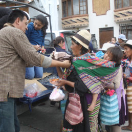 DESPRENDIMIENTO. La organizacin Sai Baba en Sucre comparti un aj de fideo y entreg regalos a las familias.