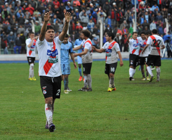 La celebracin de los jugadores de Nacional Potos luego de vencer a la Academia en el estadio Vctor Agustn Ugarte.