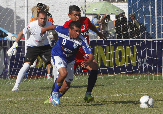 Escenas del partido jugado en el municipio de Warnes, entre jugadores de Universitario y Sport Boys, en la ltima fecha del torneo Apertura de la Liga.