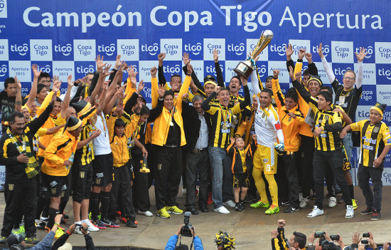 Los jugadores, cuerpo tcnico y dirigentes de The Strongest festejan con su copa la obtencin de un nuevo ttulo liguero, tras vencer 3-0 a Real Potos, en La Paz.