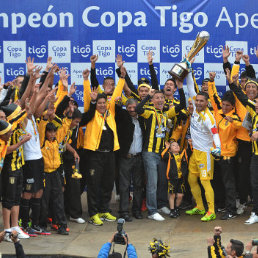 Los jugadores, cuerpo tcnico y dirigentes de The Strongest festejan con su copa la obtencin de un nuevo ttulo liguero, tras vencer 3-0 a Real Potos, en La Paz.