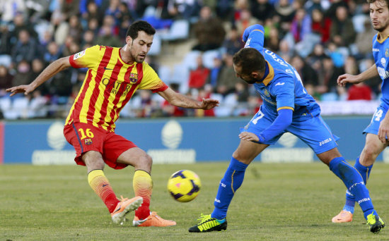 Pedro Rodrguez (c) tras conseguir uno de los goles de su equipo, el Barcelona, ante el Getafe.