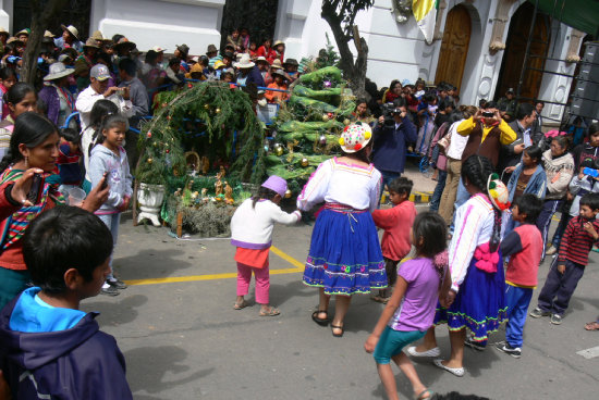 TRADICIN. Muchos nios bailaron chuntunquis frente al pesebre del Nio Jess.