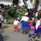 TRADICIN. Muchos nios bailaron chuntunquis frente al pesebre del Nio Jess.