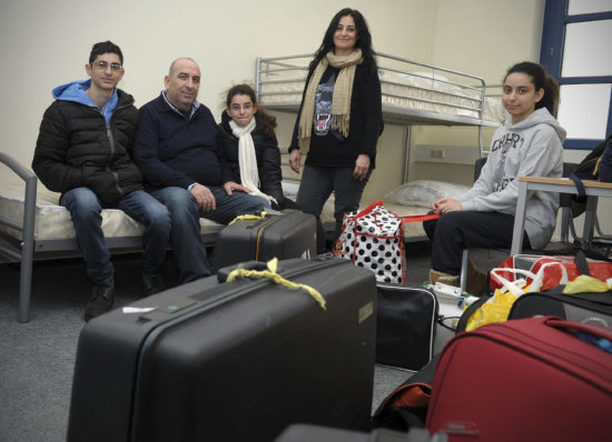 REFUGIADOS. Una familia siria posa a su llegada al albergue Oderland en Frncfort (Alemania), donde permanecern como acogidos.