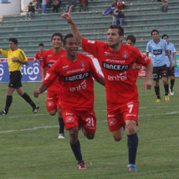 Matas Manzano (d) fue el goleador del cuadro estudiantil.