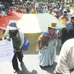 DESCONTENTO. Los jubilados protestaron para ser incluidos en el beneficio.