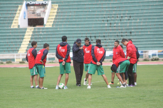 Vega comenzar a dirigir la pretemporada el 3 de enero; abajo, el preparador fsico Teodoro Crdenas.