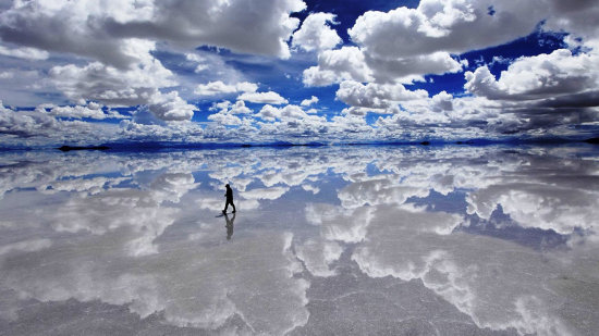 Una persona camina por el Salar de Uyuni, donde estar instalado el vivac del Dakar.