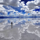 Una persona camina por el Salar de Uyuni, donde estar instalado el vivac del Dakar.