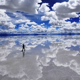 Una persona camina por el Salar de Uyuni, donde estar instalado el vivac del Dakar.