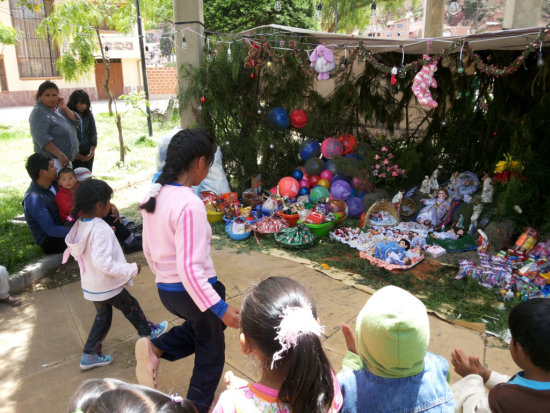 ADORACIN. Los nios del barrio bailaron chuntunquis y recibieron regalos