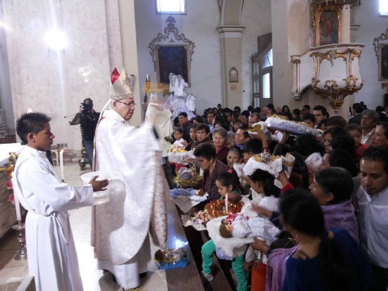 NAVIDAD. Tras la eucarista en la Catedral Metropolitana de Sucre, el Arzobispo bendijo decenas de Nios.