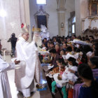 NAVIDAD. Tras la eucarista en la Catedral Metropolitana de Sucre, el Arzobispo bendijo decenas de Nios.