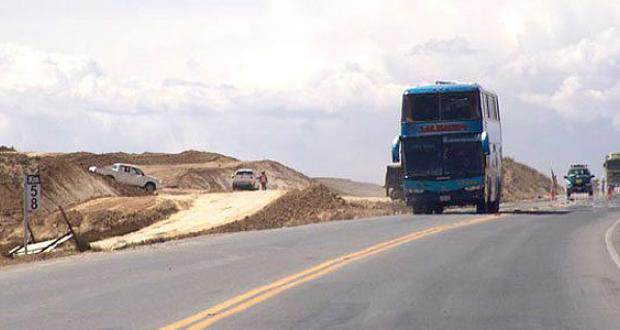 ACCIDENTES. La imprudencia de conductores y peatones produjo la muerte de un nio en la ruta La Paz-Copacabana.