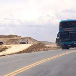 ACCIDENTES. La imprudencia de conductores y peatones produjo la muerte de un nio en la ruta La Paz-Copacabana.