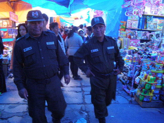 CONTROL. Los policas salieron a las calles a vigilar para evitar que se cometan delitos.