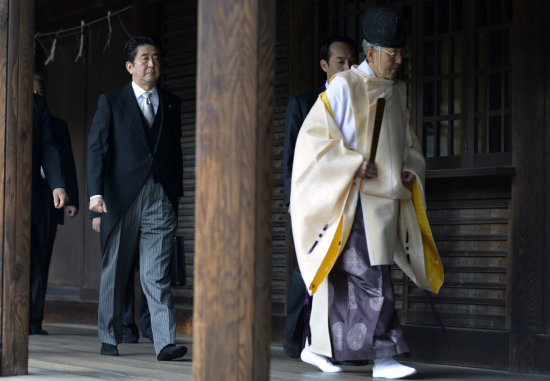 CONTROVERSIA. El primer ministro nipn, Shinzo Abe (izda), sigue a un sacerdote durante su visita al templo Yasunuki