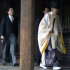 CONTROVERSIA. El primer ministro nipn, Shinzo Abe (izda), sigue a un sacerdote durante su visita al templo Yasunuki