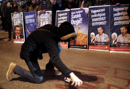 PROTESTAS. Manifestantes piden la dimisin del Gobierno de Erdogan tras el escndalo.