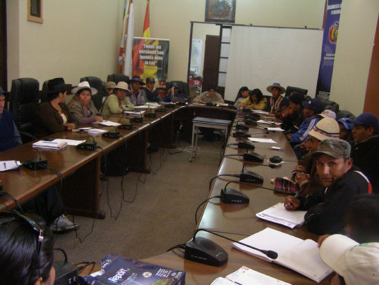 DECIDIDOS. Los dirigentes sindicales de la provincia Chayanta de Potos toman decisiones en la Brigada de Asamblestas de Chuquisaca. Ocurri ayer.