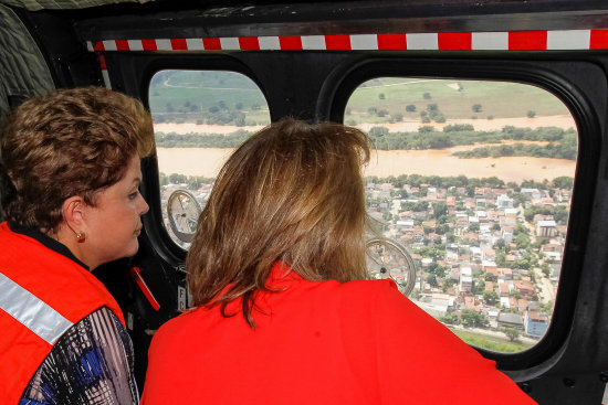 EVALUACIN. Dilma Rousseff mientras realizaba ayer un sobrevuelo por las zonas afectadas.