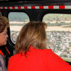 EVALUACIN. Dilma Rousseff mientras realizaba ayer un sobrevuelo por las zonas afectadas.