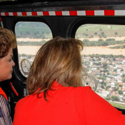 EVALUACIN. Dilma Rousseff mientras realizaba ayer un sobrevuelo por las zonas afectadas.