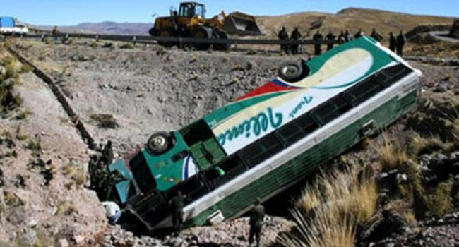 ACCIDENTE. El bus de la empresa Illimani qued boca abajo producto de un vuelco de tonel.