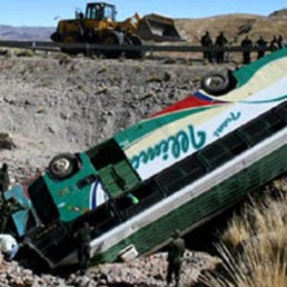 ACCIDENTE. El bus de la empresa Illimani qued boca abajo producto de un vuelco de tonel.