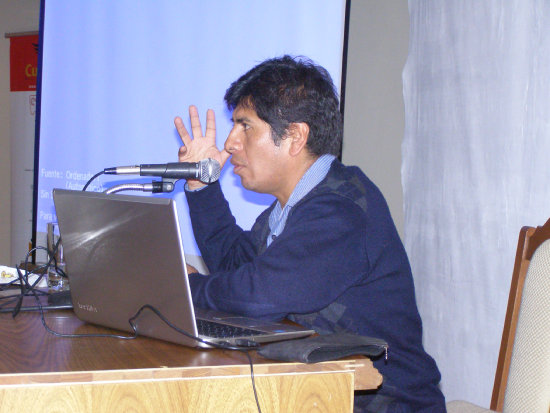 AUTOR. Juan Carlos Cordero durante su charla en Sucre.