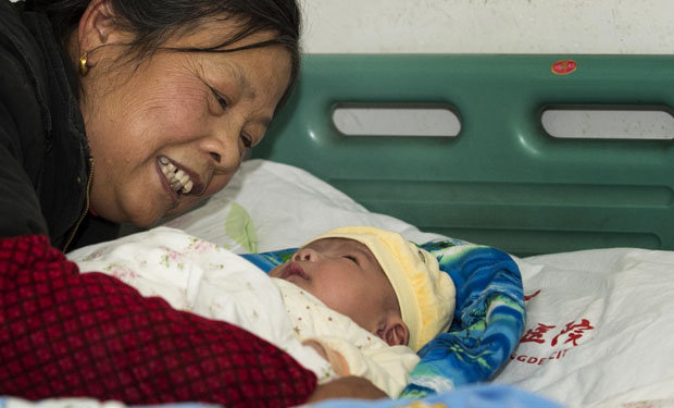 NATALIDAD. Una madre con su beb en Shanghai.