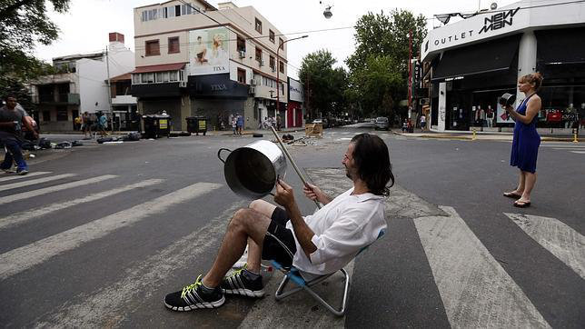 PROTESTA. La poblacin protagoniza cacerolazos y bloqueos de calles en Buenos Aires por los cortes de electricidad.