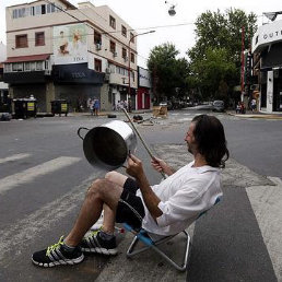 PROTESTA. La poblacin protagoniza cacerolazos y bloqueos de calles en Buenos Aires por los cortes de electricidad.